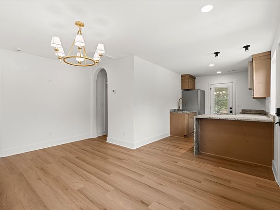 4th image of 805 25th Ave N