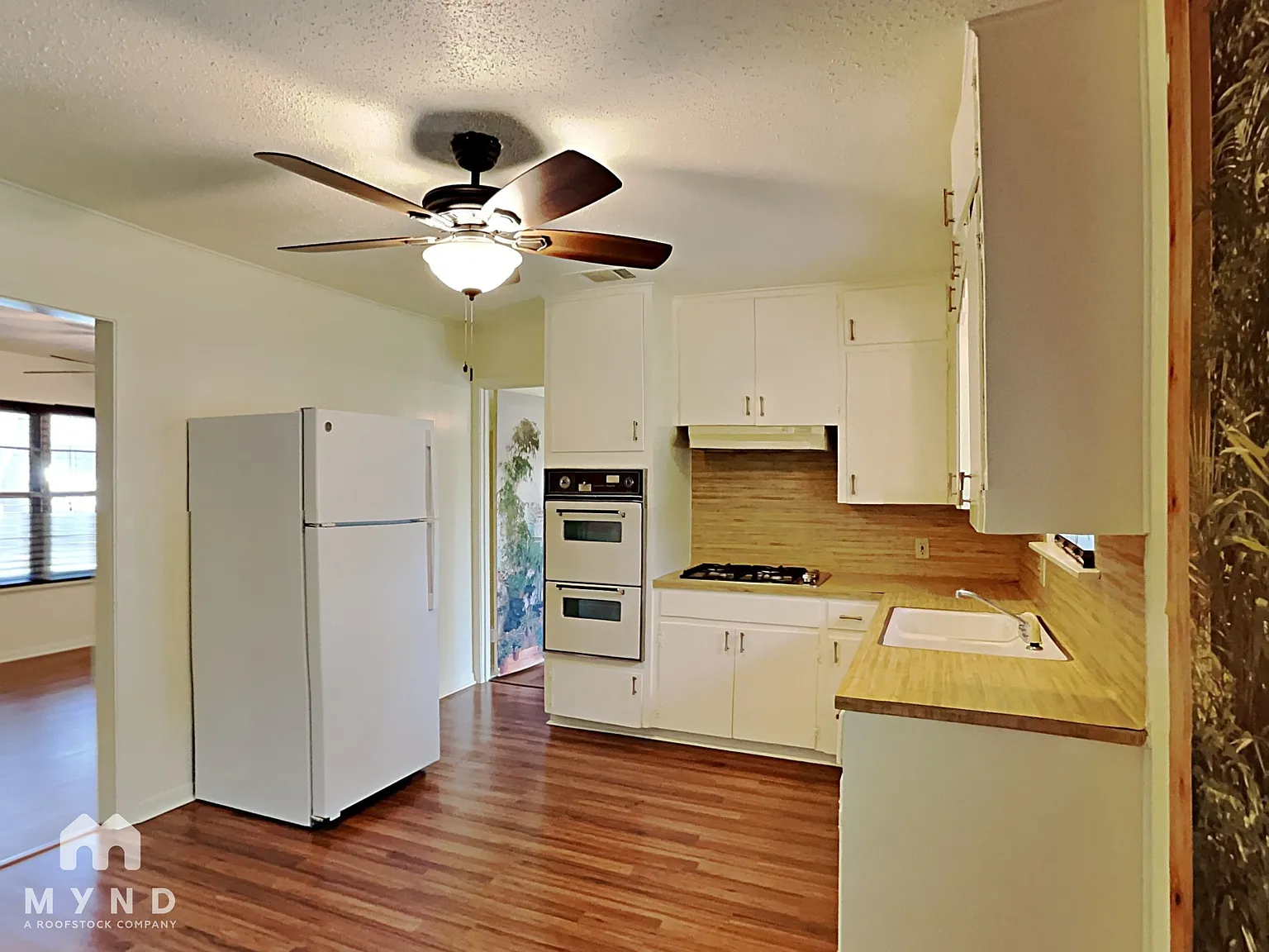3 bed, 1.0 bath, 1008 sqft, $1,964 — Photo 2