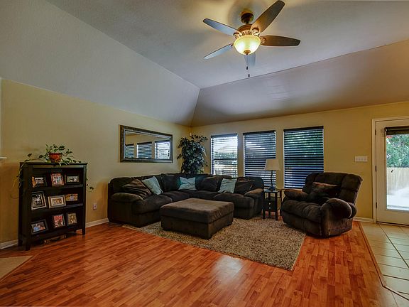 4th image of 107 Plumbago Dr