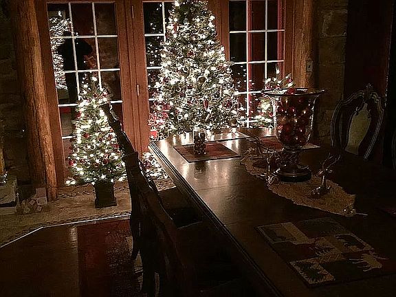 LARGE FORMAL DINING AREA