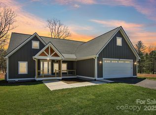 40 Haywood Park Dr, Hendersonville, NC 28791