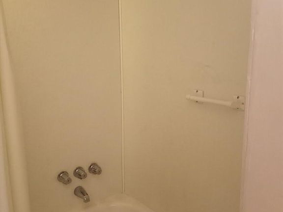 4th image of 2214 Melbourne St #B
