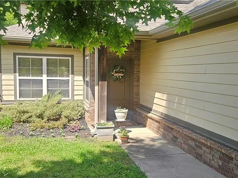 2637 N Sierra Ave — Photo 2