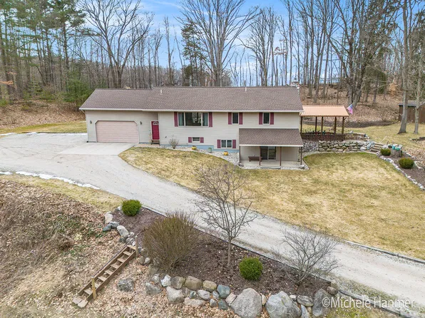 1516 W 72nd St, Newaygo, MI 49337