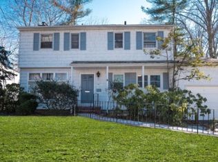 30 Potters Ln, Great Neck, NY 11024