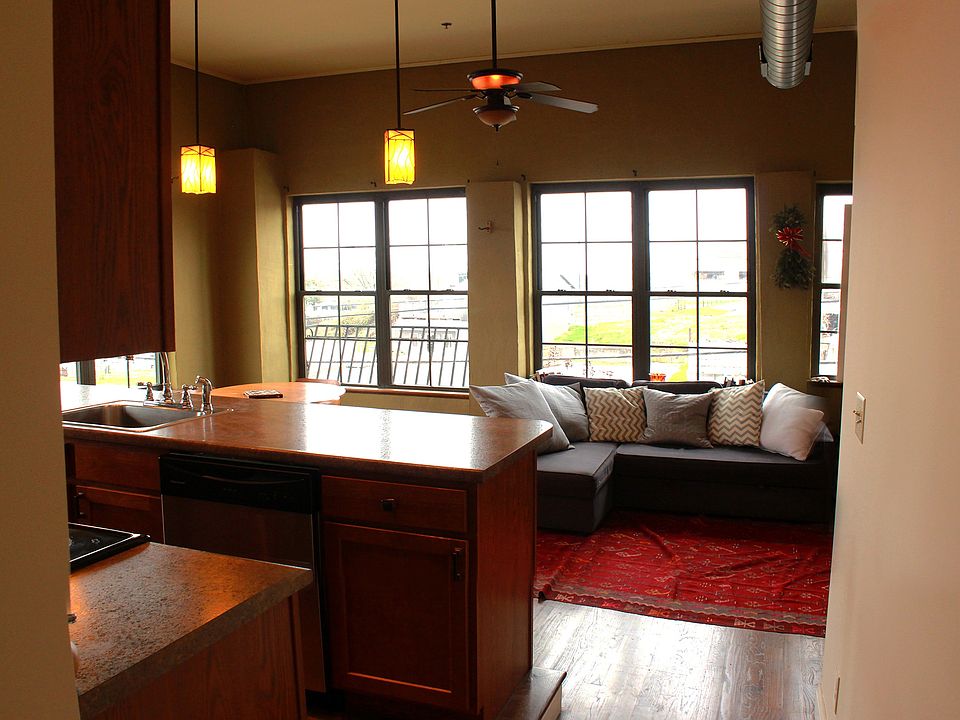 2nd image of 912 N Central St #201