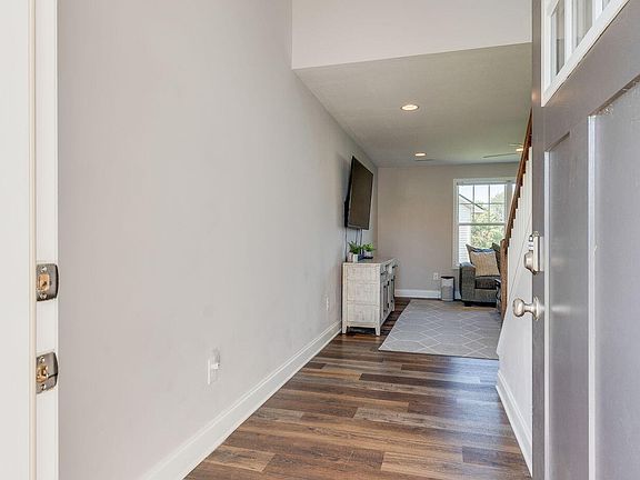 4th image of 1329 Lemongrass Dr