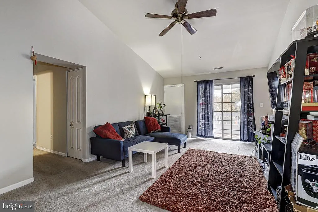 3 bed, 1157 sqft, $2,100 — Photo 3