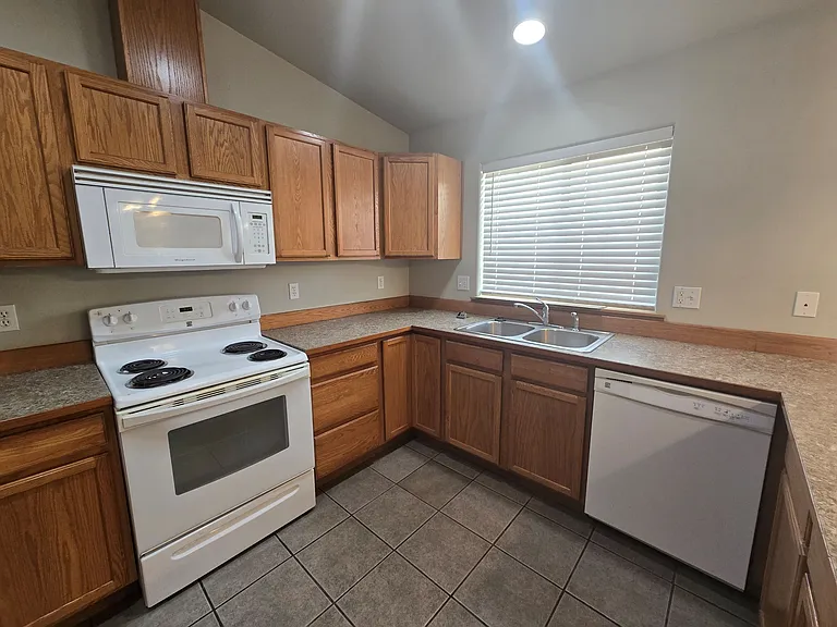 500 E Kristen Ave — Photo 8