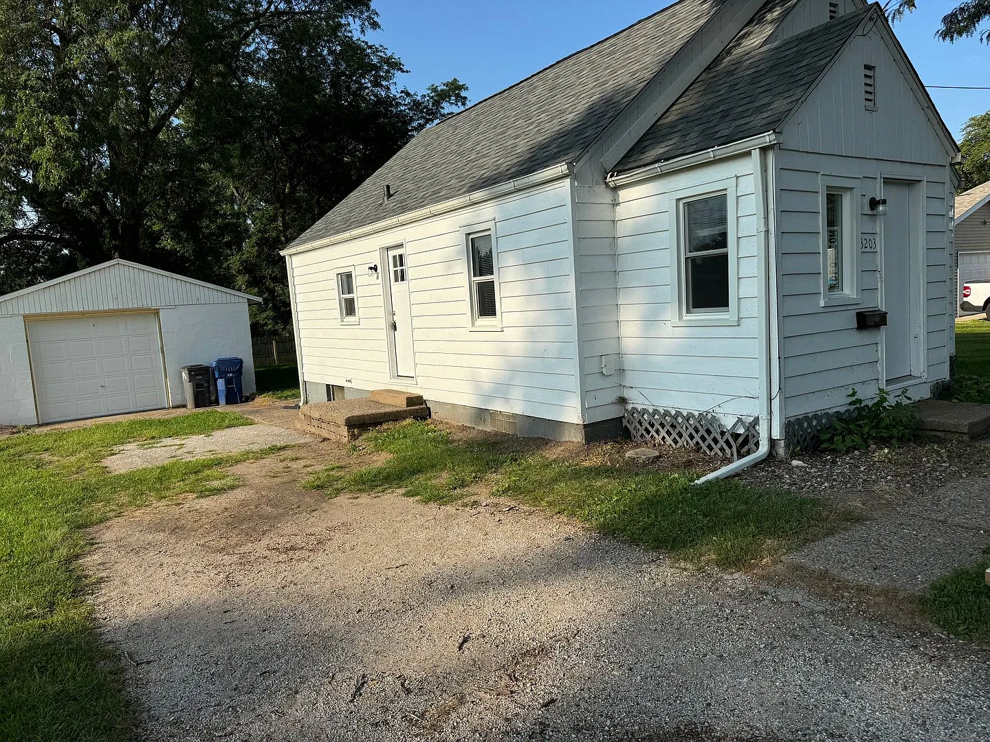 Great Location smaller 2 bedroom house with a large garage and yard — Photo 2
