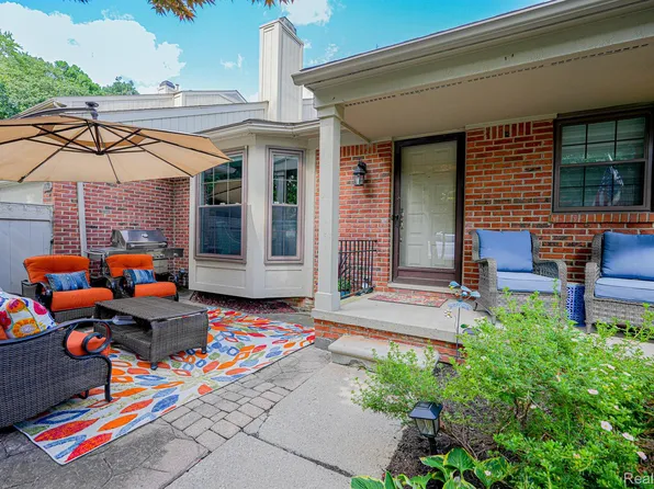 7172 Green Farm Rd #166, West Bloomfield, MI 48322