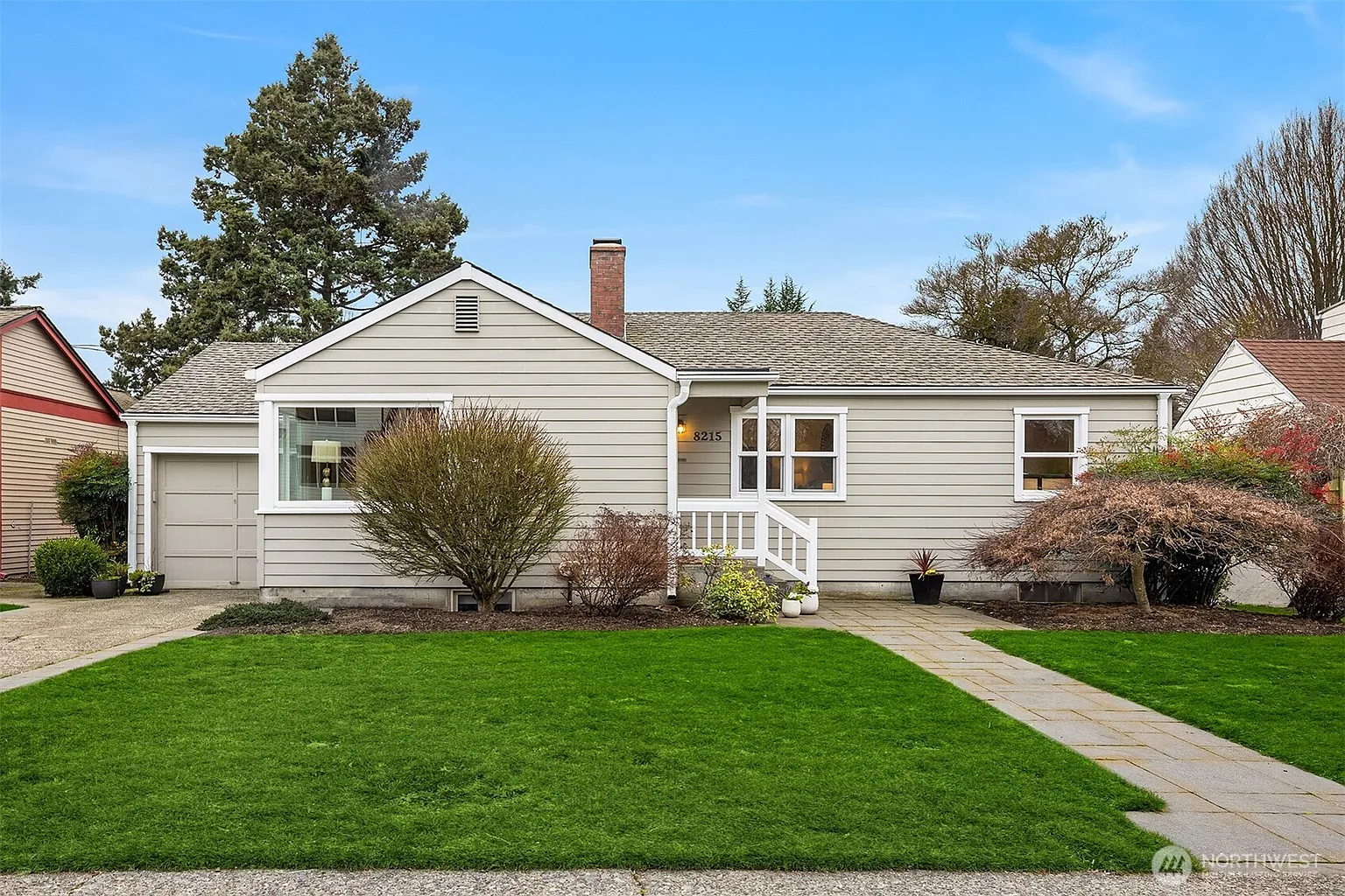 8215 40th Avenue NE photo 1