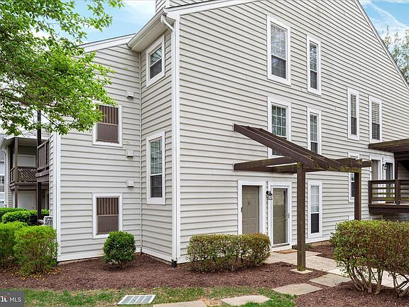 2nd image of 10198 Oakton Terrace Rd