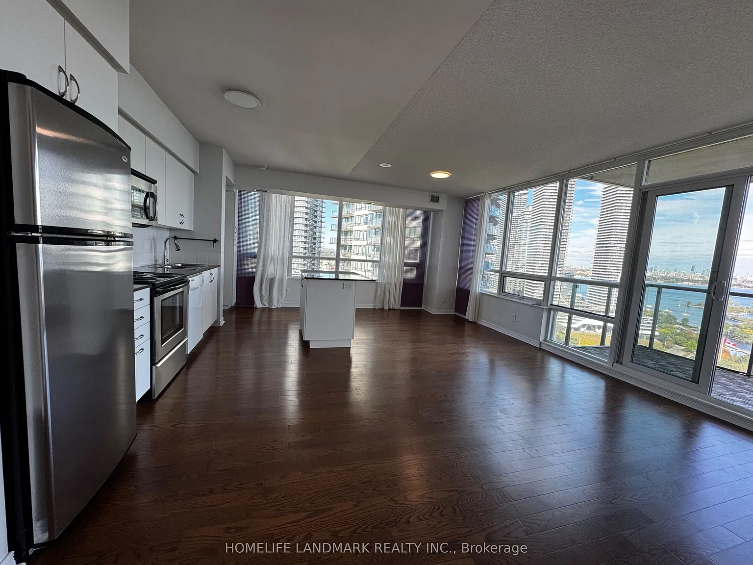 2240 Lake Shore Blvd W — Photo 3