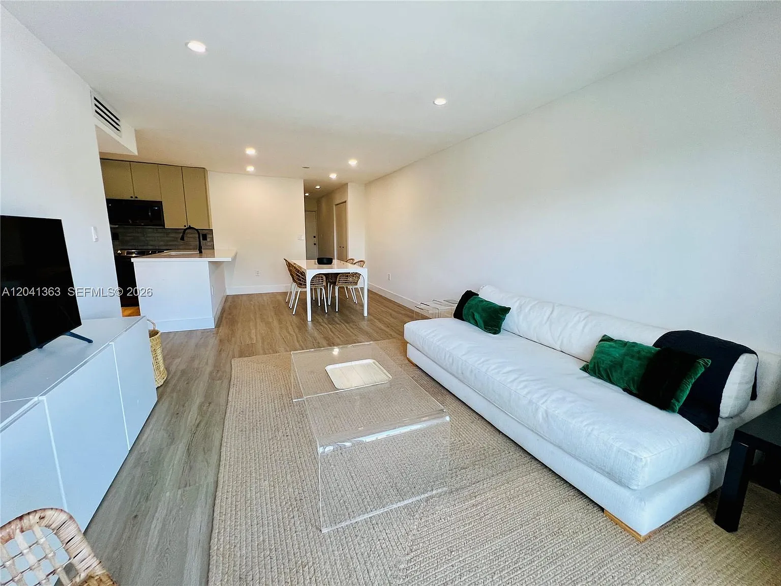 1900 Meridian Ave Condo — Photo 2