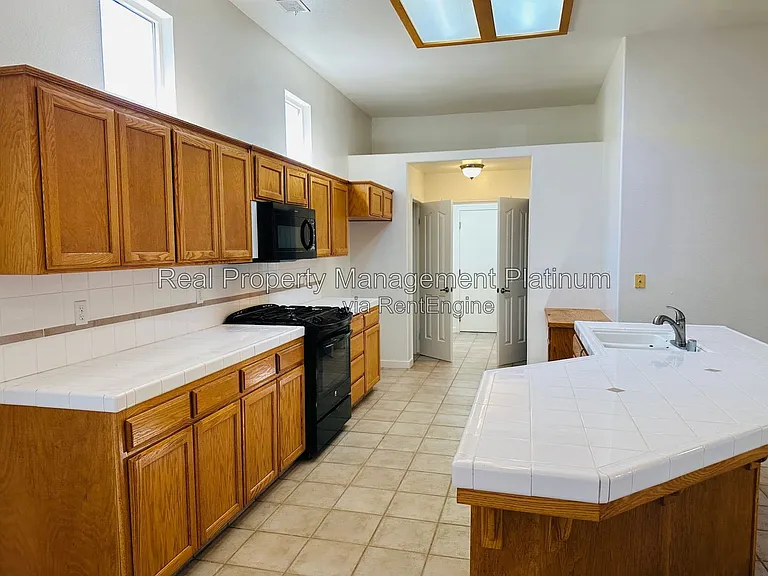 2012 Riverview Dr — Photo 2