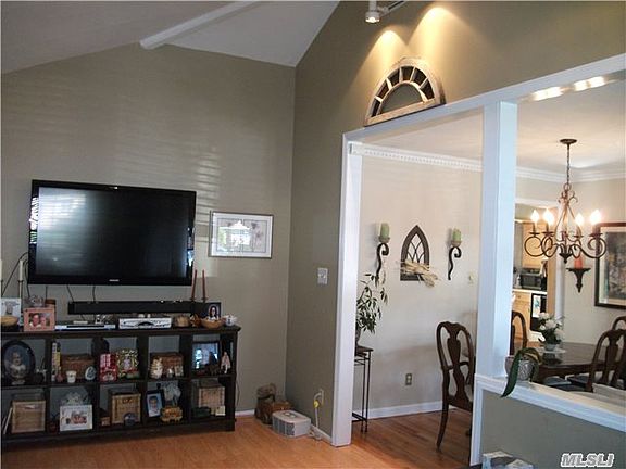 5th image of 8 Emily Ct