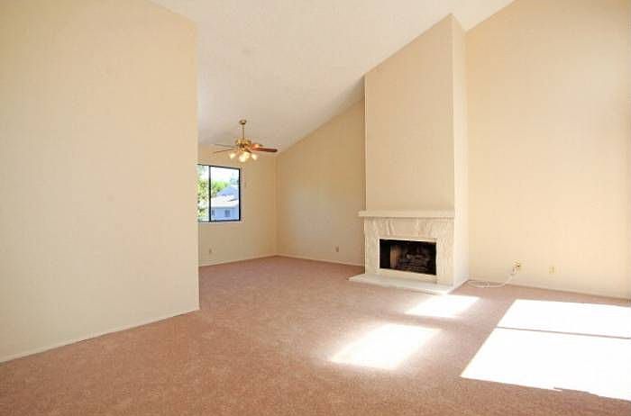 Livingroom w/ Fireplace