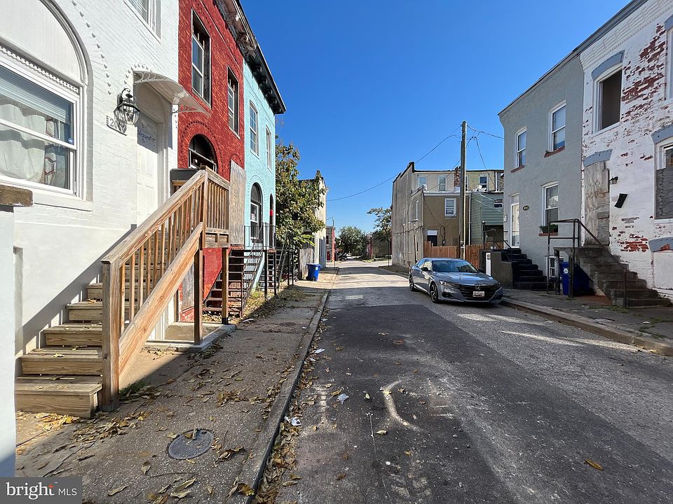 2nd image of 2004 Ridgehill Ave