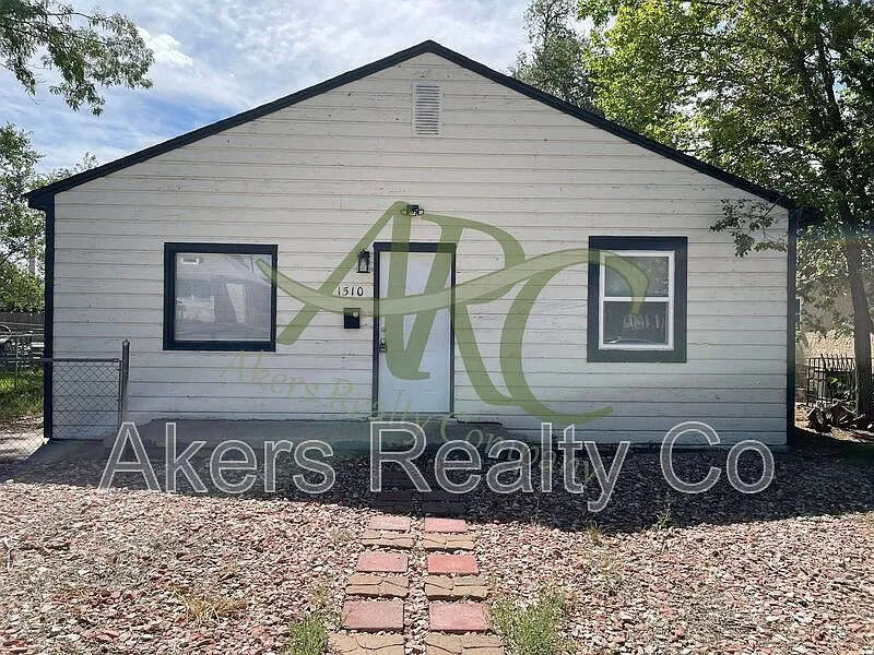 2 bed, 1.0 bath, 1204 sqft, $1,395 — Photo 1