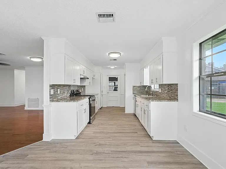 210 Wayside Dr — Photo 4