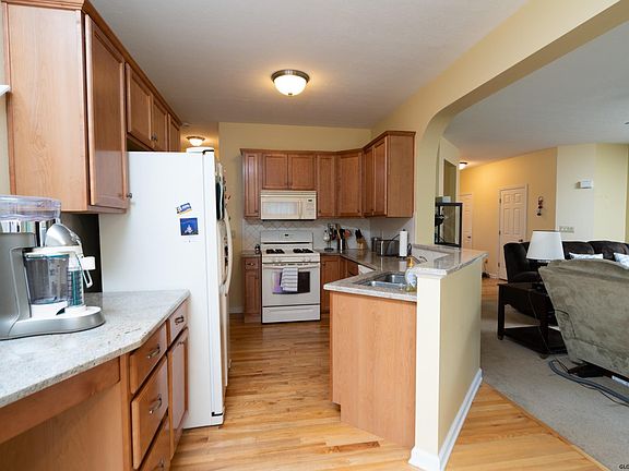 5th image of 16 Hilltop Dr
