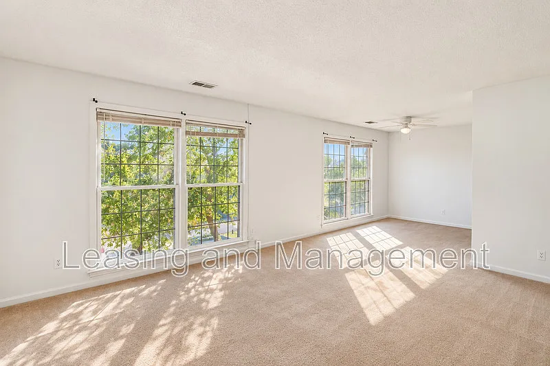 3 bed, 1.5 bath, 1000 sqft, $2,400 — Photo 3