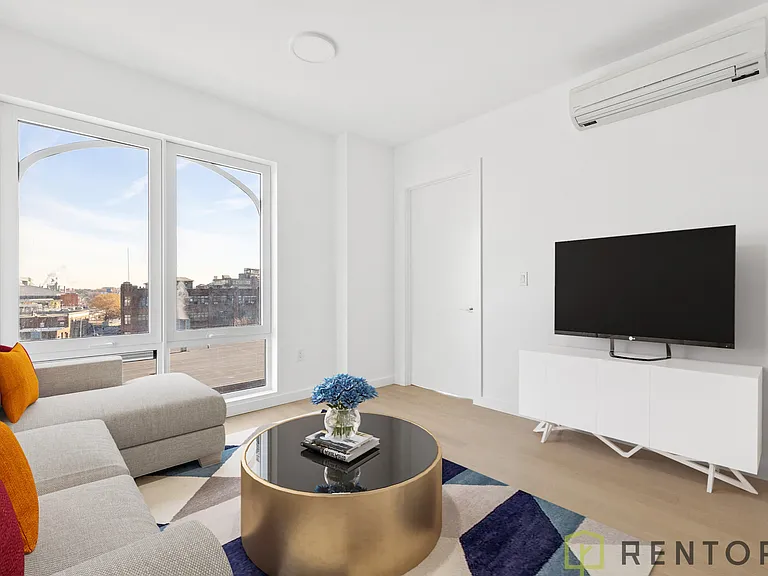 210 Greenpoint Ave #4I — Photo 2
