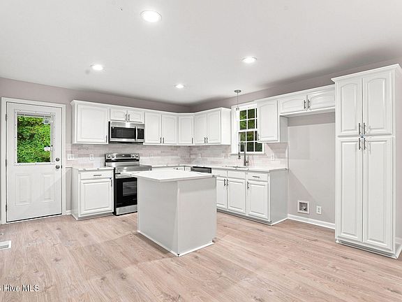 3rd image of 224 Lyons Road