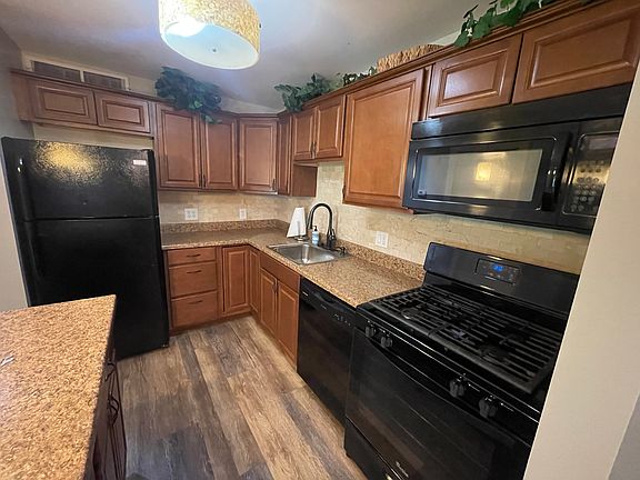 Updated Kitchen with new appliances and frsh new backsplash