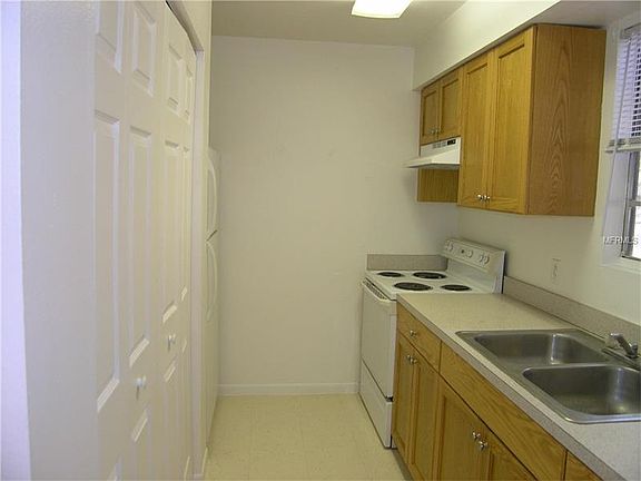 4th image of 1165 E Spruce St