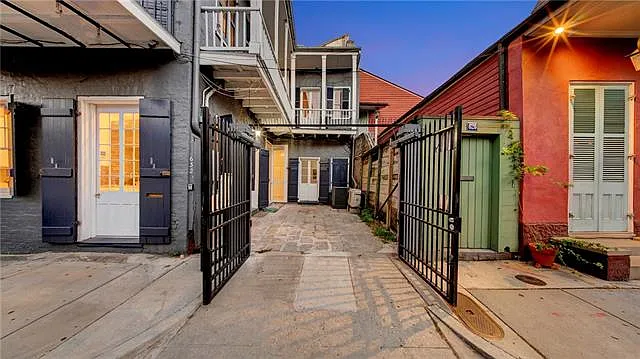 632 Burgundy St — Photo 44