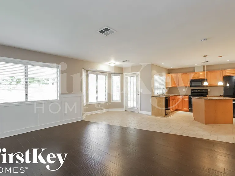 7366 W Jenan Dr — Photo 5
