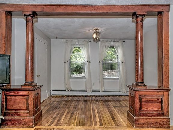 4th image of 26 Mount Pleasant St