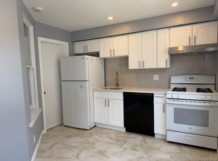 24 Doxsey Pl APT 2, Lynbrook, NY