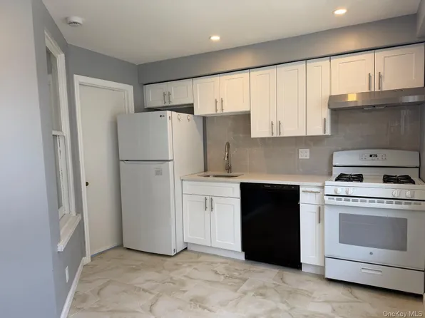 24 Doxsey Pl APT 2, Lynbrook, NY 11563