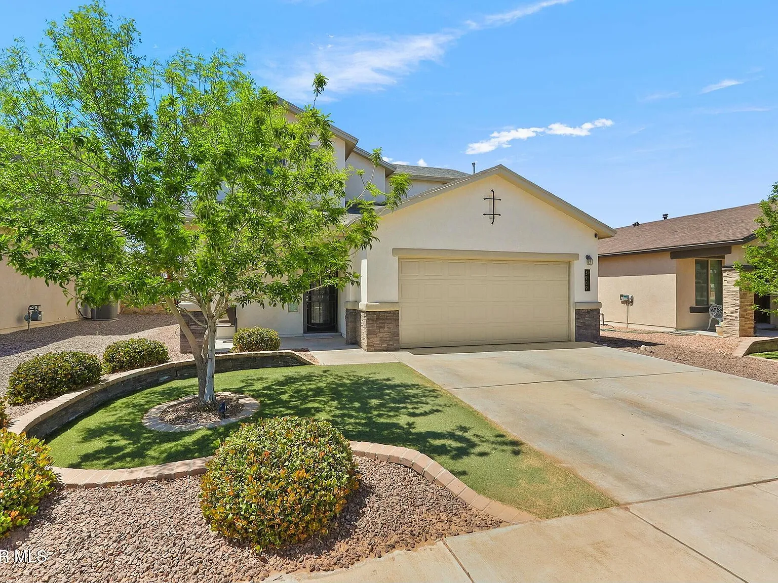 4 bed, 2.5 bath, 2308 sqft, $2,200 — Photo 3