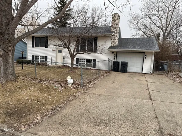 4813 E Roughrider Cir, Mandan, ND 58554