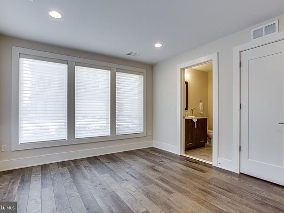 5th image of 400 Barlow Pl