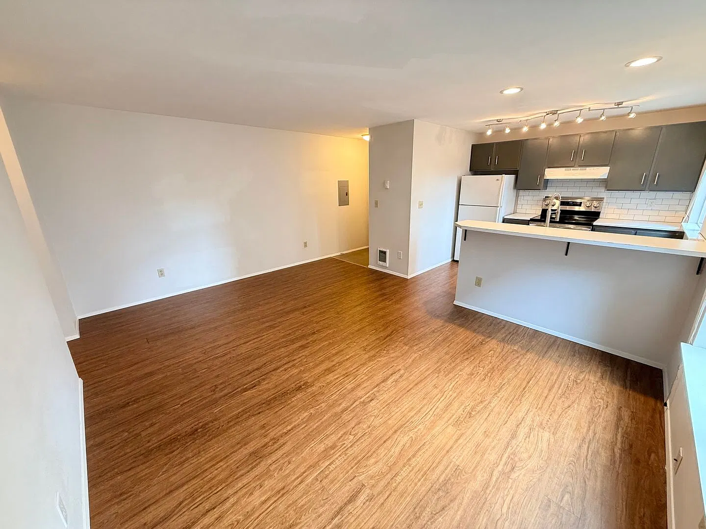 DeLaire Apartments — Photo 3