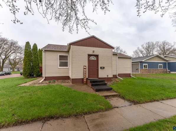511 S 3rd St, Beresford, SD 57004