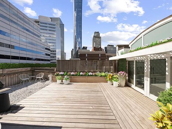 2nd image of 529 W 42nd St #L4