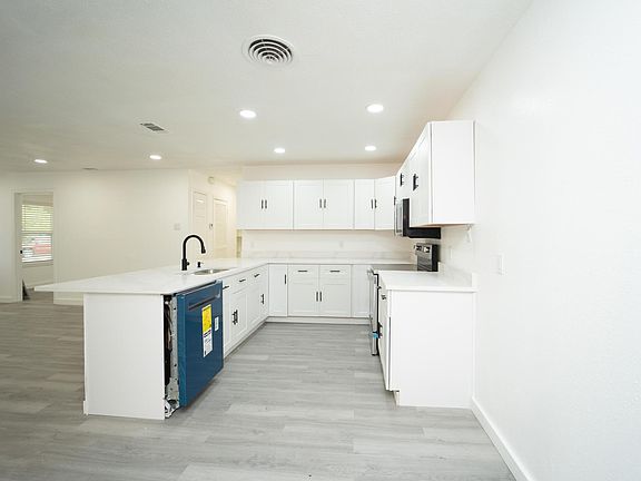 5th image of 404 Westwood Dr