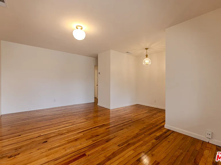302 N Maple St — Photo 2