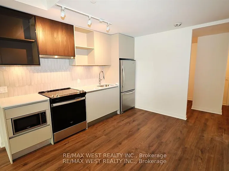 395 Dundas St W #822 — Photo 23