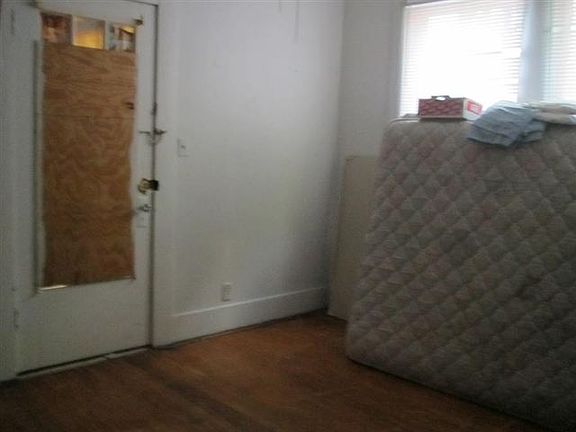 5th image of 320 E Elgie St