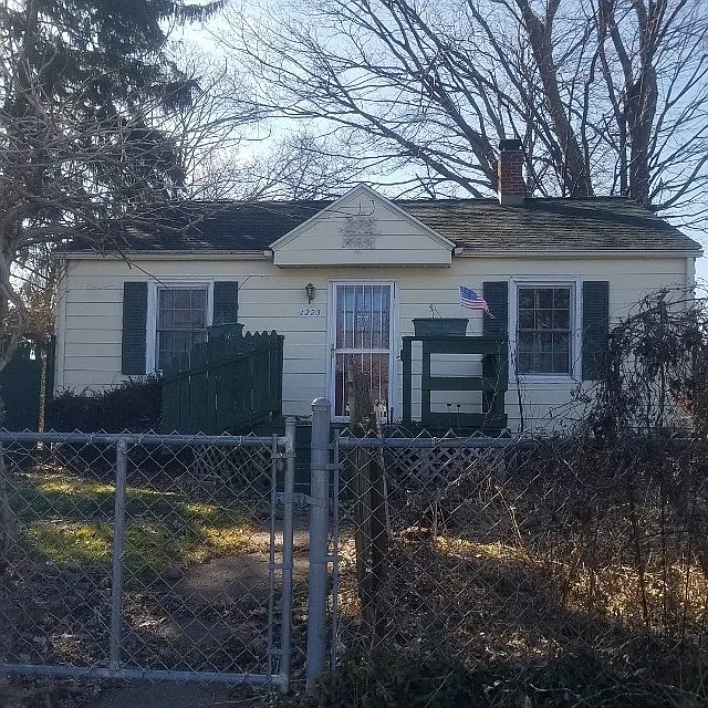 1223 Elliott St photo 1
