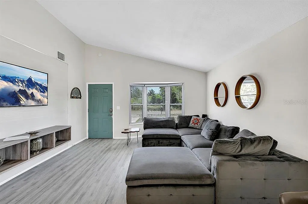 3 bed, 2.0 bath, 1257 sqft, $2,400 — Photo 2