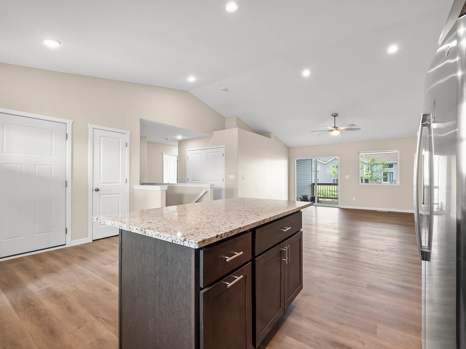 3 bed, 2400 sqft, $2,500 — Photo 2