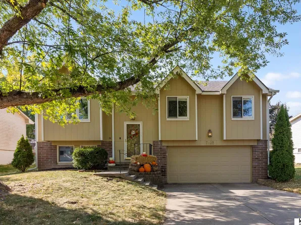 7402 Harvest Hills Dr, La Vista, NE 68128